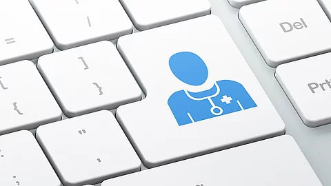 Digital Health Weße Tastatur. Auf der "Enter"-Tase ist ein Icon in Form eines Arztes abgebildet.