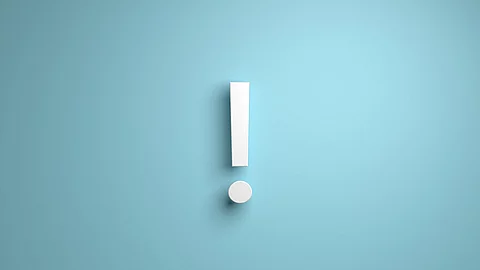 Ausrufezeichen Weißes Ausrufezeichen vor hellblauem Hintergrund.